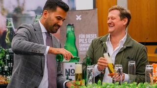 Sandhausens Bürgermeister Hakan Günes (l.) und Welde-Geschäftsführer Max Spielmann testen den neuen Jahrgang mit regionalem Sandhäuser Aromahopfen. Er ist der letzte seiner Art in der Region und wird vom Männergesangverein Germania gepflegt.