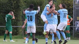 In der Landesliga wird Ketschs Siegtorschütze Gökan Kaya von seinen Teamkameraden geherzt – sein Treffer zum 3:2 beschert den vierten Saisondreier.