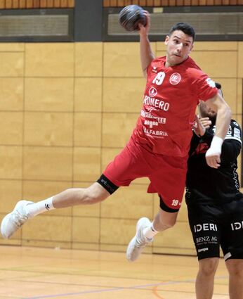 Hier kommt Jan Remmlinger angeflogen – der wieder genesene Spielmacher der HG Oftersheim/Schwetzingen wartet mit einem Doppelschlag zum 2:0 auf.