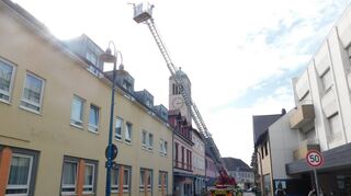 Die Drehleiter hat in der Heidelberger Straße Aufstellung genommen, um Gäste auf diesem Weg aus dem Hotel zu retten.