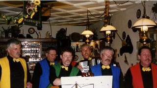 Die Oftersheimer Kerweborscht sind seit vier Jahrzehnten aktiv und weit über die Grenzen der Gemeinde bekannt. 1999 treten sie sogar in Wien auf: Fritz Mergenthaler (v. l.), Manfred Rösch, Klaus Mischkewitz, Roger Hillengaß, Klaus Steidl und Hermann Dolezal.