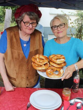 Helferin Isolde Mignon (l.) und Kirchengemeinderätin Janette Huber freuen sich über das gelungene Fest.