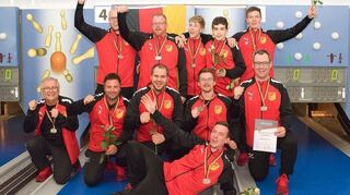 Die Sportwarte Robin Loy (hinten v. l.) und Sebastian Rupp freuen sich mit Hendrik Erni, Marcel Gorth und Adrian Rupp sowie Trainer Achim Rühle (vorne v. l.), Jürgen Cartharius, Daniel Aubelj, Martin Wolfring, Tobias Lacher und Pascal Kappler (vorne) bei der Siegerehrung des NBC-Pokals: Mit Platz vier hinterlässt der VKC eine deutliche internationale Duftmarke.