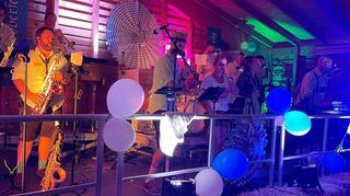 Die „Katzbachtaler“, die etwas andere Partyband aus dem Raum Odenheim/Tiefenbach, sorgen für Wiesnstimmung in der Wald-festhalle.