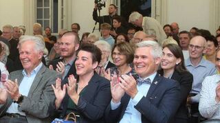 Das Publikum bei der Buchvorstellung im Palais Hirsch fühlt sich bestens unterhalten.