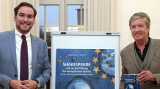 Der Bestsellerautor Peter Prange (r.) hat im Palais Hirsch das neue Buch von Andreas Sturm vorgestellt: Shakespeare und die Entstehung des europäischen Geistes.