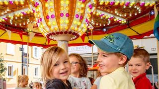 Wenn es glitzert, leuchtet und nach Mandeln durftet – dann ist wieder Kerwezeit in Schwetzingen. Für Kinder gibt’s vom 20. bis 24. Oktober tolle Karuselle.