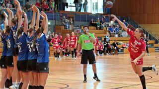 In der Oberliga zementieren die Frauen der HG Oftersheim/Schwetzingen zu Hause gegen die SG Kappelwindeck/Steinbach Platz zwei. Saskia Zachert – hier beim Freiwurf – trifft dabei fünfmal aus dem Feld und verwandelt vier Siebenmeter.
