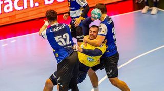 Kein Durchkommen: Löwen-Spieler Jannik Kohlbacher (Mitte) wird von den Eisenachern Justin Kurch (links) und Malte Donker am Kreis gestoppt.