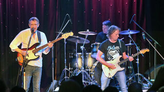 Virtuose Anarchisten: Rudi „Gulli“ Spiller (v. l.), Drummer Ralf Gustke und Thomas Blug in Aktion im Pumpwerk.