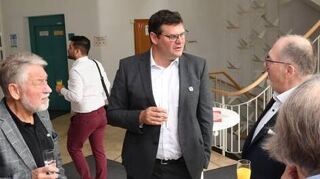 Bürgermeister Nils Drescher plaudert hier mit Jens Rüttinger (SPD Oftersheim).