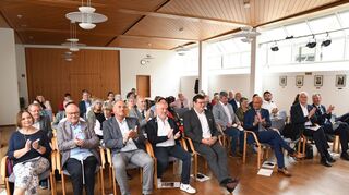 Über alle Parteigrenzen hinweg und aus benachbarten SPD-Ortsvereinen haben sich Gäste beim Jubiläumsfest der SPD im Gemeindezentrum in Plankstadt versammelt.