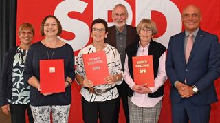 Große Freude über die Mitgliedertreue: Renate Schmidt (l.) gratuliert mit Jürgen Kegler (hinten) und Landtagsvizepräsident Daniel Born (r.) Birgit Schramm, Gaby Wacker und Angelika Elsner (jeweils mit rotem Mäppchen).