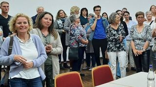 Mit einem Kennenlernspiel war das Eis schnell gebrochen und die zahlreichen haupt- und ehrenamtlichen Mitarbeitenden der evan-gelischen Kirchengemeinde erlebten eine vergnügliche Veranstaltung.