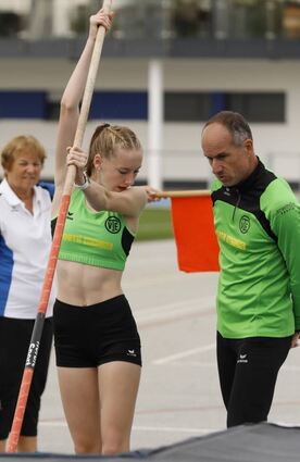 Nina Tewes vom TV Eppelheim holt sich beim Landsportfest im Stabhochsprung Tipps von Trainer Axel Emmerich.