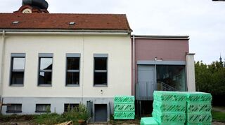 Blick auf das katholische Josefshaus hinter der Kirche St. Pankratius, rechts der Anbau mit der Fluchttreppe, der vor einigen Jahren hinzukam.