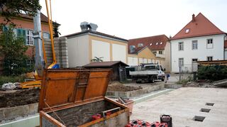 Die Zufahrt zur Baustelle ist von der Schlossstraße her zwischen dem „Brauhaus zum Ritter“ (l.) und der Geschäftsstelle des Gutachterausschusses.