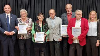 Bürgermeister Pascal Seidel (v. l.) freut sich mit den Geehrten Charlotte Fix (40 Jahre), Gisela Seidel (25 Jahre), Werner Braun (30 Jahre), Helmut Spieß (25 Jahre) und Heinz Dieter Schmidt (50 Jahre). Rechts im Bild befindet sich die Vorsitzende Kerstin Schnabel.
