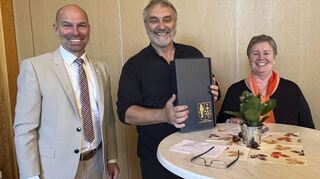„Seid 35 Jahre leiten sie diesen Chor mit Fachwissen, Leidenschaft und Gespür, dafür darf ich ihnen danken und gratulieren“, lobt Bürgermeister Timo Wangler (l.) den Einsatz von Chorleiter Konrad Knopf. Er wurde beim Konzert der Sängereinheit für sein großes Engagement seitens der Gemeinde geehrt. Über 20 Konzerte sowie unzählige Auftritte habe er vorbereitet und dabei stets eine „Eselsgeduld“ bewiesen. Er habe mit Humor und viel Sinn für musikalische Qualität den Chor zu Höchstleitungen motiviert. „Die Sängereinheit und ihr Chorleiter sind eine gewachsene Gemeinschaft mit gutem Fundament, dies soll noch lange so bleiben“, so Wangler.