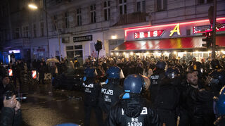In Berlin-Neukölln haben sich am späten Samstagabend etwa 50 Menschen zu einer laut Polizei pro-palästinensischen Demo versammelt.
