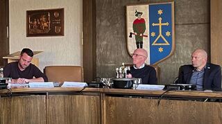 Am großen Ratstisch diskutiert der Jugendbeirat mit den Vertretern der Gemeindeverwaltung: Amélie Trapp (v. l.), Leven Salamon, Johanna Vieten vom Jugendbeirat, Verwaltungsmitarbeiter David Fitterling, Haupt-amtsleiter Ulrich Knörzer und Bürgermeister Timo Wangler.