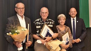Helmut Spieß (v. l.), Wolfgang Deinert und Kristina Braun werden von Bürgermeister Pascal Seidel für ihr langjähriges Engagement mit der Bürgerplakette ausgezeichnet.
