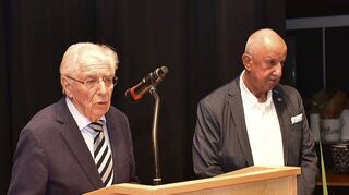 Der ehemalige Bürgermeister Siegwald Kehder (l.) und der Vorsitzende des Heimat- und Kulturkreises Dieter Burkard sprechen anlässlich des Jubiläums.