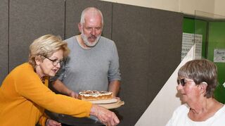 Christa Balling-Gündling (v. l.) und Bernd Hönig freuen sich beim Kerwe-Café der katholischen Kirche im Gemeindezentrum über viele Gäste.