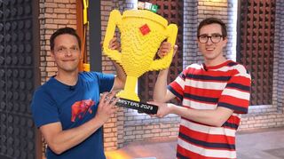 Ein Pokal aus Legosteinen: Die „Masters“-Gewinner Matthias Freund (l.) und sein Wettbewerbspartner Julian Thoma präsentieren ihre Trophäe.