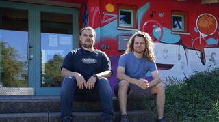 Das Team des Juz, Leiter Paul Rühl (l.) und Streetworker Christoph Kanzow, freut sich auf zahlreiche Besucher am Tag der offenen Tür.