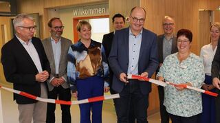 Gemeinsam durchtrennen (v. l.) Landrat Stefan Dallinger, Mattias Pulger, Architektenbüro Strauß, Judith Masuch, Geschäfts-führerin der GRN-Gesundheitszentren, Jens Scheurich, Plegedienstleiter, Dr. Johannes Weiß, Ärztlicher Direktor, Dr. René Pöltl, Oberbürgermeister von Schwetzingen, Claudia Jaksch, Stationsleitung Wahlleistungsstation, Katharina Elbs, Geschäftsführerin GRN-Gesundheitszentren und Tobias Schneider, Klinikleiter, das Absperrband.