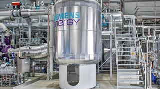 Die neue Flusswärmepumpe der MVV wurde in einer Halle zwischen Block 7 und 8 auf dem Gelände des GKM installiert.