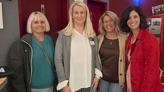 Ulrika Müller-Sulzbacher (v. l.) Caritasverband, Marion Ruffler und Brigitte Weik vom Zentrum für Psychische Gesundheit sowie Sozialpädagogin Silke Brat-Reimann stehen für Fragen der Kinobesucher im Kinofoyer parat.
