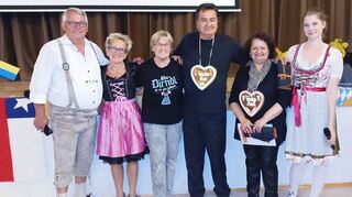 Für die Gäste aus Chile gibt es beim Oktoberfest eine kleine „Geschenkübergabe“: Dieter Rey (v. l.), Marianne Faulhaber, Irene Burkard, Carlos Gonzales Otero, Estrella Lucia Yanez und Nadja Lapsitat.