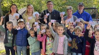 Markus Schneider (letze Reihe Mitte) und Gunnar Wagner (letzte Reihe rechts) bei der Übergabe der Freikarten mit der Vorschulgruppe des Johanneskindergartens und deren Erzieherinnen.