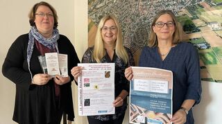 Elisabeth Klett, Leiterin der Stadtbibliothek, Bürgermeisterin Patricia Rebmann und Dr. Christine Beil, Inhaberin des Eppelheimer Buchladens, stellen die 13. Buchwoche vor, die unter dem Motto „Autorinnen der Region“ steht.