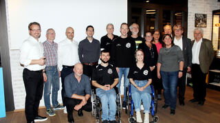 Förderer und Geförderte freuen sich gemeinsam: Swen Rubel (Rotary, v.l.), Ralph Oswald und Kevin Gunsch (TSG Ketsch), Roland Schäfer und Andreas Frickinger (WSV Brühl), Spieler Florian Lushay, Nina Challand, Sascha Scholz und (SGK Rolling Chocolate), Thomas Collet (GeLeWa), Spielerin Ronja Dewald (SGK Rolling Chocolate), Sabine Stechl (Leiterin Spinelli Grundschule), Claudia Freiberger (St. Thomas), Petra Maurer (GeLeWa), Professor Dr. Gustav Rückemann und Professor Dr. Frank Brecht (St. Thomas), Dr. Ernst Hohner (Rotary).