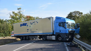 Unfall auf der B39 bei Hockenheim - unter anderem ist ein Sattelzug betroffen.