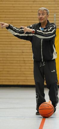 Coach Uwe Ziegenhagen erklärt das Spiel.