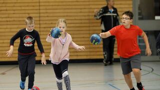 Schnelligkeit und Ballgefühl sind gefragt beim Handballtraining der HG Unified Hyänen. Bei dieser Übung muss im Lauf der Ball geprellt werden. Und das ist gar nicht so einfach . . .