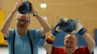 Bevor es tiefer in die Spielabläufe geht, heißt es: Aufwärmen. Auch hier kommt der Ball schon zum Einsatz.