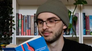 Der in Brühl lebende Autor Christopher Hoenig liest in seinem neuen Jugendroman „Knotenpunkte“ – und wirkt zufrieden.