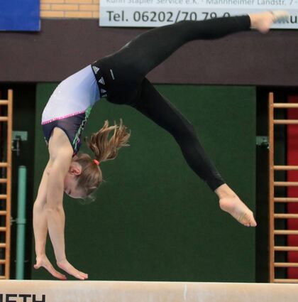 METADATEN aus dem DC-Upload-Tool:

Bildtext: 13.10.2023 Amelie Hering (1. Liga TG Mannheim) beim Abschlusstraining in der Neurotthalle in Ketsch auf dem Balken. Bild: Lenhardt

Hochgeladen von:
Norbert & Dorothea Lenhardt / SZ Freie Mitarbeit (doro-lenhardt@t-online.de)

Bildrechte:
1.) Ich bin berechtigt, die hochgeladenen Bilder der Mediengruppe Dr. Haas GmbH zur Verfügung zu stellen. Die Bilder dürfen in den gedruckten Ausgaben des "Mannheimer Morgen", "Südhessen Morgen", "Bergsträßer Anzeiger", "Schwetzinger Zeitung/Hockenheimer Tageszeitung" sowie "Fränkische Nachrichten" inklusive deren Internetauftritte (www.mannheimer-morgen.de, www.bergstraesser-anzeiger.de, www.schwetzinger-zeitung.de und www.fnweb.de)
2.) Es wird ein vollumfängliches einfaches Nutzungsrecht ohne zeitliche Beschränkung eingeräumt.
3.) Ich versichere, dass die abgebildeten Personen einer entsprechenden Veröffentlichung zugestimmt haben. Die Bilder dürfen bearbeitet und archiviert werden.

4.) Die Bilder dürfen in Social-Media-Kanälen wie Facebook und Instagram genutzt werden.

Nutzung: Kostenpflichtig nutzbar

ID im DC-Upload-Tool: 36583