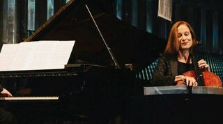 Von Kammermusik über solistische Interpretationen zeitgenössischer Cello-Literatur bis hin zu Improvisationen: Anja Lechner tritt mit Raúl da Costa auf.