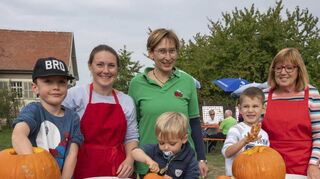 Benedikt Berger (v.l.), Mutter Anja Berger, Vincent Berger, OGV-Vorsitzende Maria Artner, Levian Kruts und Jutta Akjol beim besonders bei den Kindern beliebten Kürbisschnitzen.