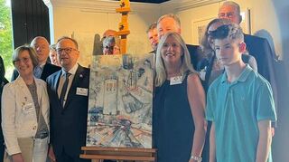 Ein Gemälde mit Hockenheimer Wahrzeichen zum 150. Geburtstag der amerikanischen Partnerstadt: Die deutsche Delegation gratuliert mit dem von Nina Kruser geschaffenen Werk.
