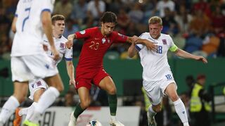 Waldhof-Profi Laurent Job (r., im Duell mit Portugal 2019) ist Kapitän der luxemburgischen Nationalmannschaft.