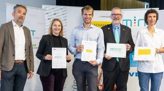 Stefan Küpper (v. l., Unternehmer Baden-Württemberg), Staatssekretärin Sandra Boser, Christian Krug (Ehrhart-Schott-Schule, MINT-Beauftragter), Harald Fisch (MINT-Zukunft) und Sabine Becker (VDE/VDI) bei der Preisverleihung.