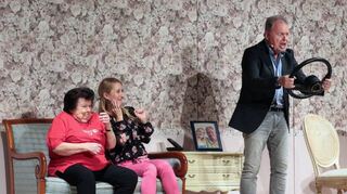 Es kommt raus (v. l.): Oma Oberndorfer (Marie-Louise Mott) hat das Auto von Franziska (Ramona Lisowski) und Hans Eisenhut (Uwe Bansemer) zu Schrott gefahren.