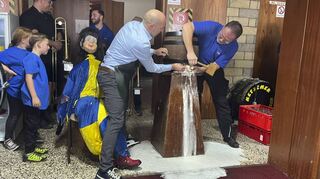 Nasse Schuhe für Guggelinchen, denn der schwungvolle Fassbieranstich von Bürgermeister Timo Wangle, sorgt für wahre Bierfluten.